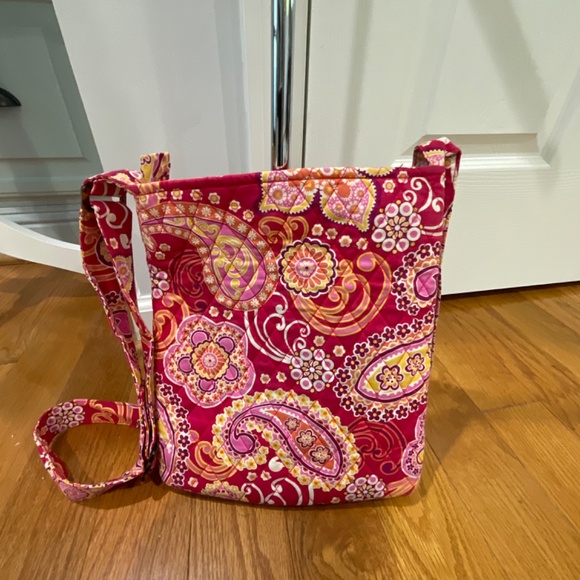 Vera Bradley Quilted Pink and Red Paisley Print Cotton Crossbody Bag - Picture 3 of 4